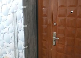 Установка откосов ПВХ в дверной проем обновила вид двери